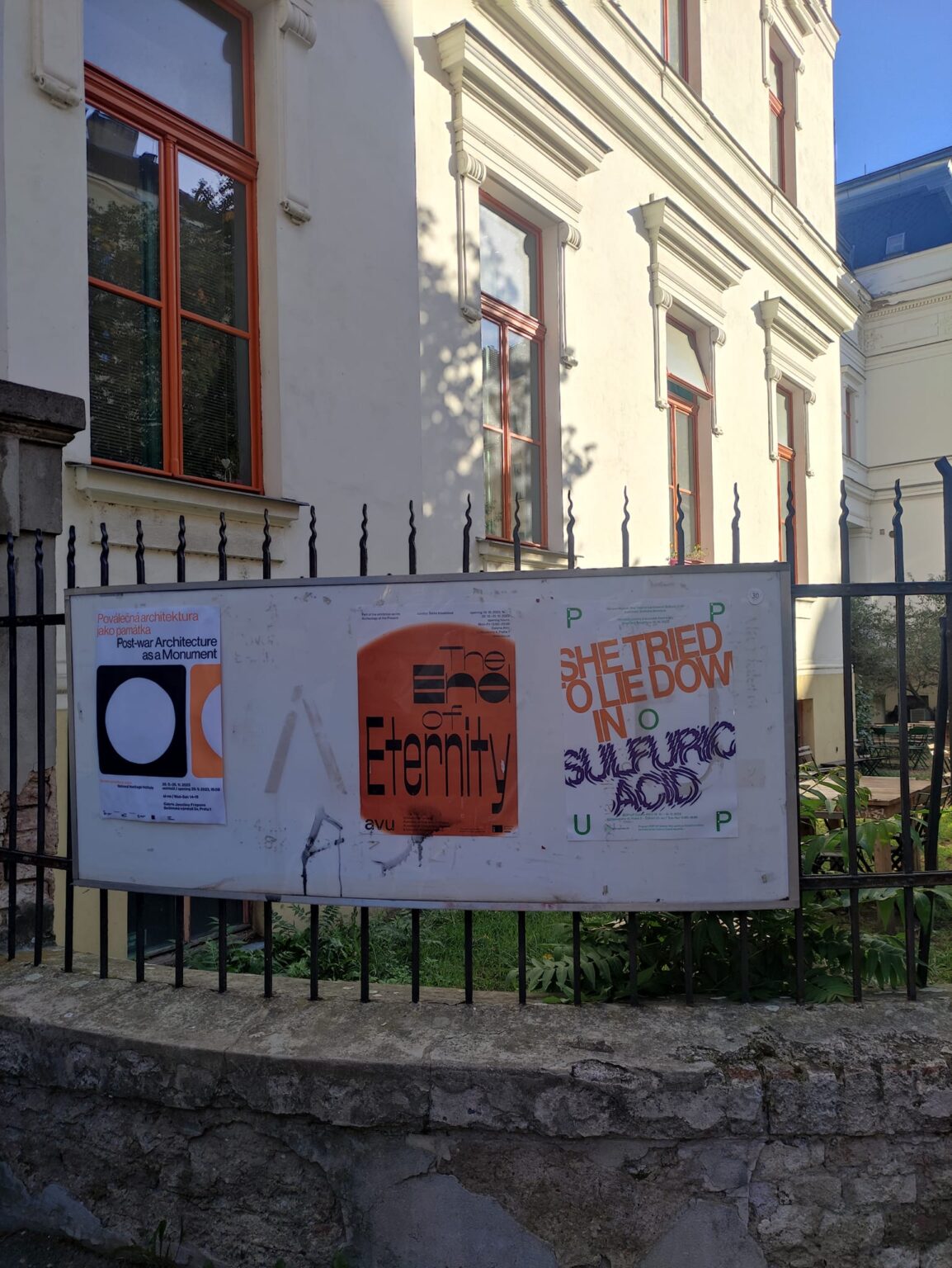 Baner zawieszony przed budynkiem Akademii Sztuk Pięknych w Pradze