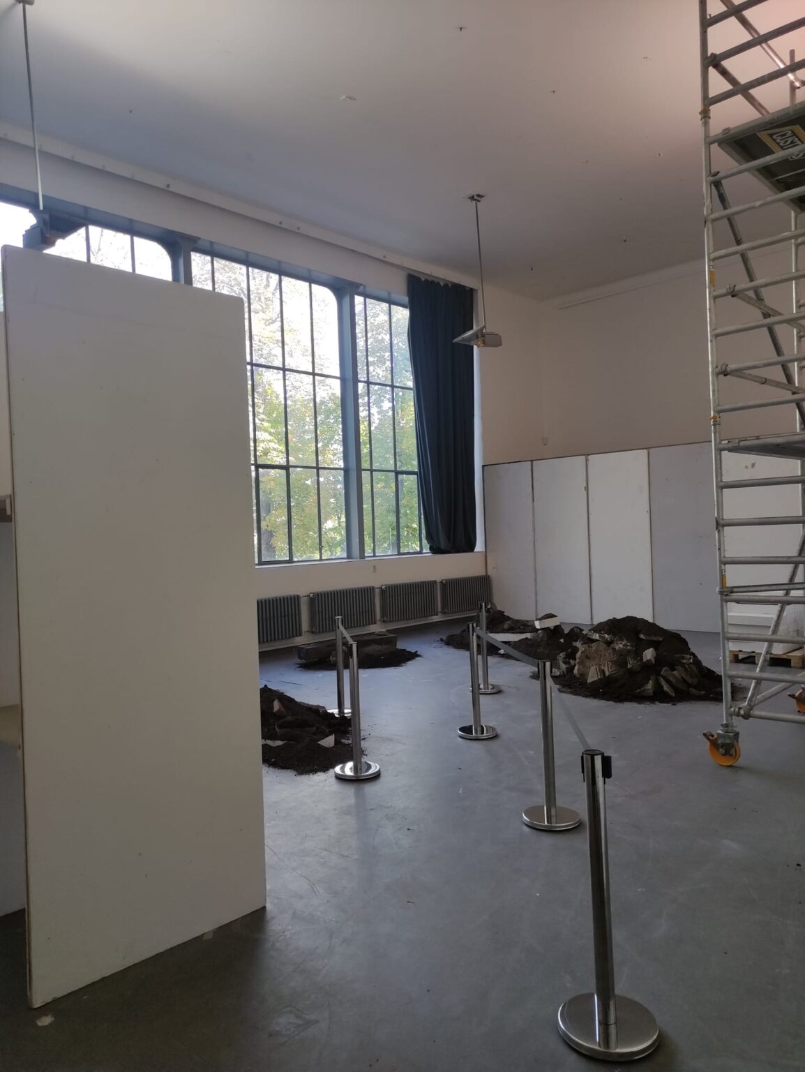 Fragment przestrzeni ekspozycyjnej podczas montażu wystawy