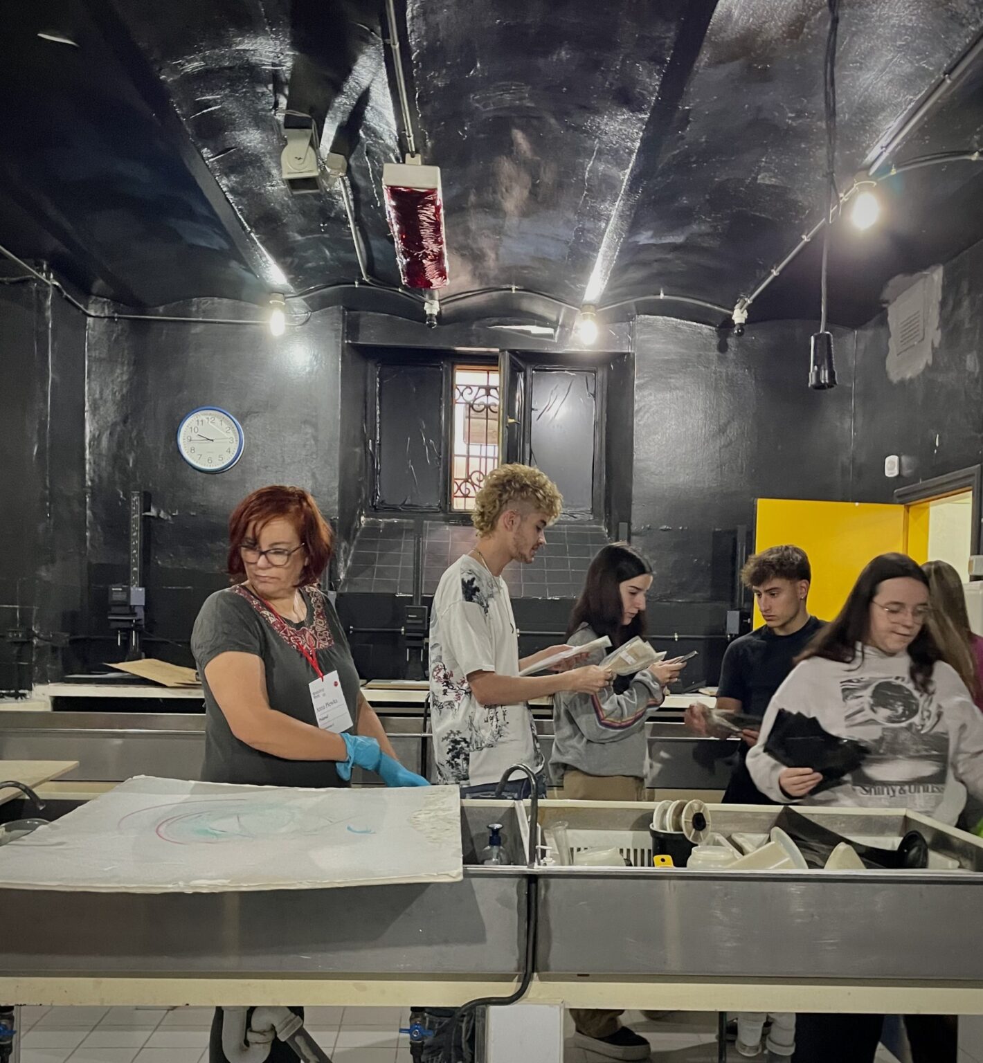 Dr hab. Anna Plewka i studenci podczas wywoływania zdjęć