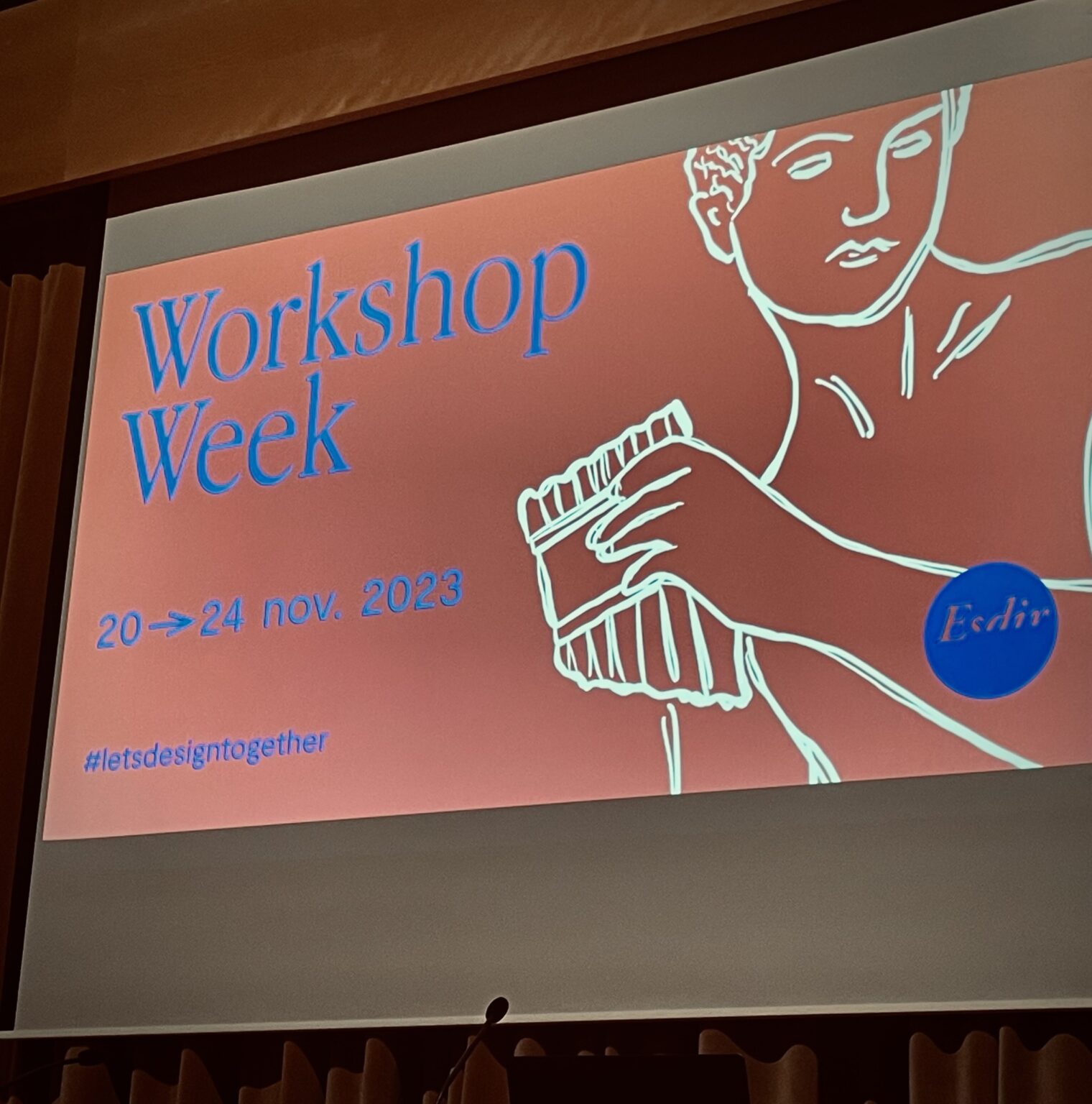 kadr z rzutnika podczas prezentacji