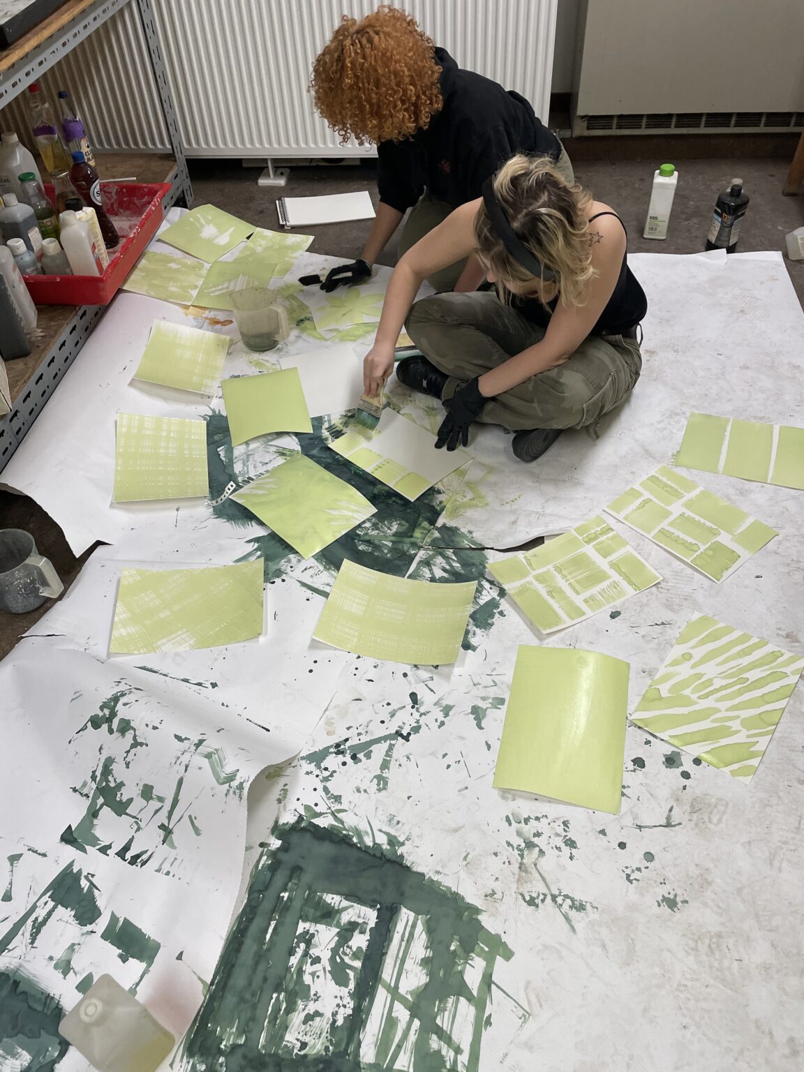 Osoba w trakcie pracy nad rozłożonymi papierami