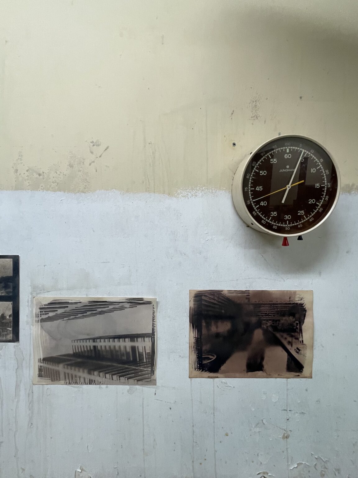 Prace powieszone na ścianie