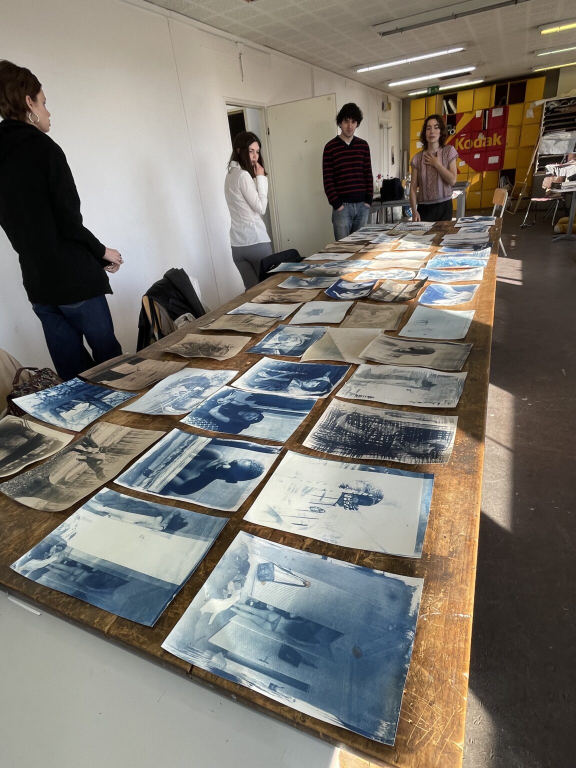 Ekspozycja wielu prac studenckich na stole