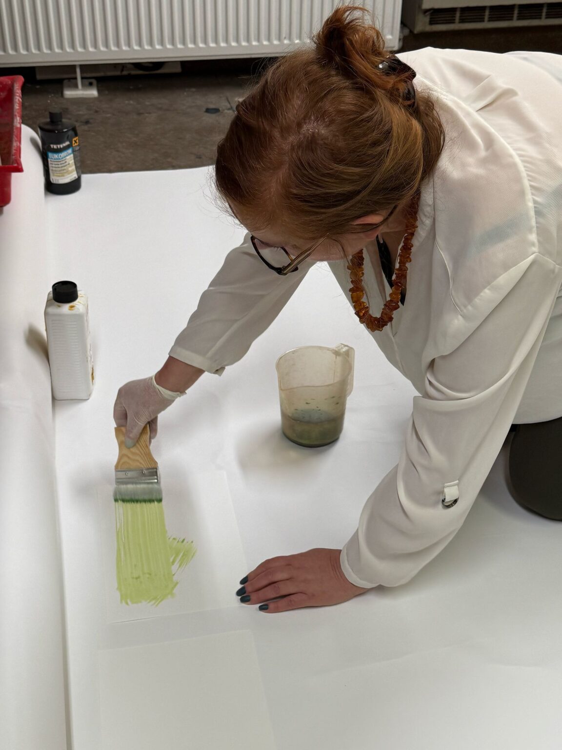 Anna Plewka pokazująca techniki osobom biorącym udział w warsztatach